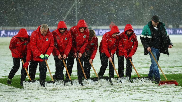 Das Duell zwischen Hannover 96 und Bayer Leverkusen wurde wegen starkem Schneetreiben unterbrochen.