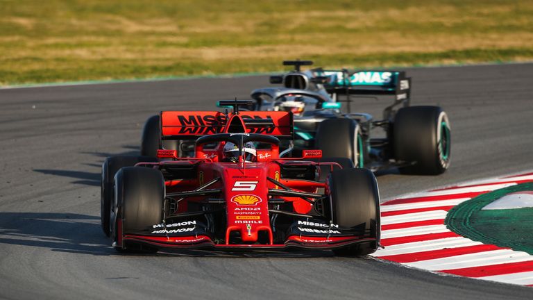 Ferrari-Star Sebastian Vettel beendet die Tests in Barcelona hauchdünn vor Weltmeister Lewis Hamilton.