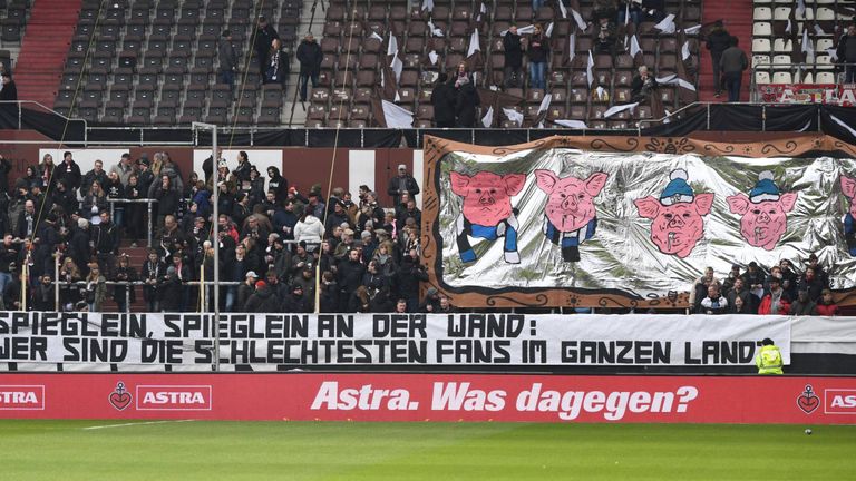 Bereits vor der Choreo konnten sich die Fans einen Seitenhieb Richtung HSV-Fans nicht verkneifen. Auf einem Banner ist zu lesen: 'Spieglein, Spieglein an der Wand: Wer sind die schlechtesten Fans im ganzen Land?'