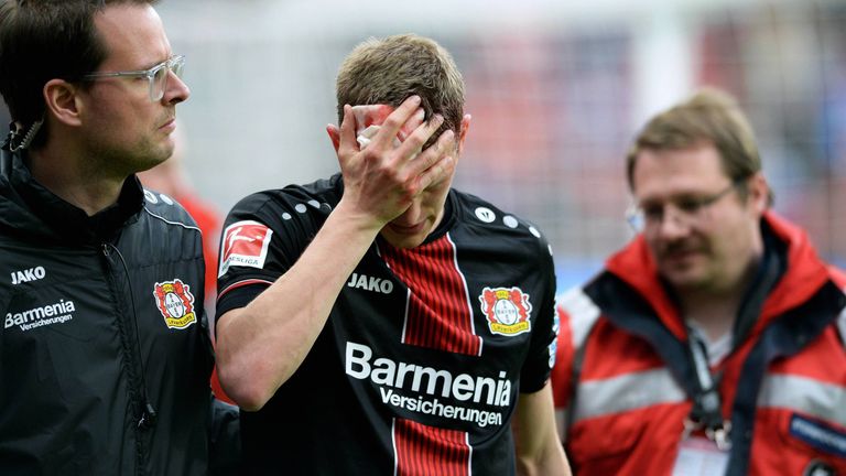 Es hat Sven Becker mal wieder erwischt. Der Abwehrchef von Bayer Leverkusen musste gegen Freiburg mit einer Kopfverletzung verletzt runter. Coach Bosz sprach anschließend von einem "großen Loch". Sky Sport blickt auf seine Verletzungen zurück.