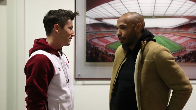 Thierry Henry (r.) war das Kindheits-Idol von Robert Lewandowski (l.).