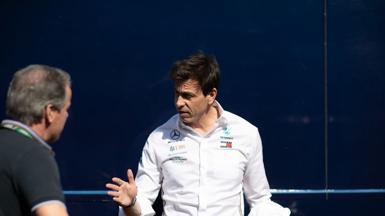 Mercedes-Sportchef Toto Wolff sieht vor dem Formel-1-Auftakt Gegner Ferrari in der Favoritenrolle.