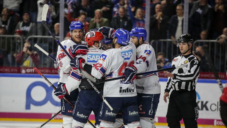 Adler Mannheim feiert seinen Einzug ins DEL-Finale.