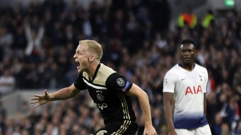 Donny van de Beek trifft zur Führung von Ajax Amsterdam im Champions-League-Halbfinale gegen Tottenham Hotspur.