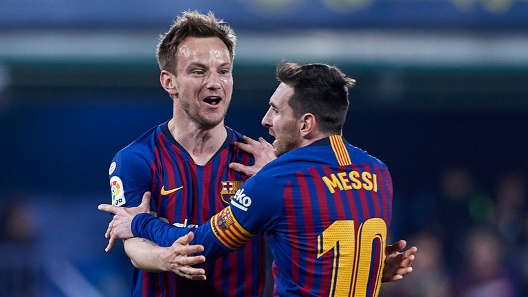 Lionel Messi und Ivan Rakitic bejubeln den späten Ausgleichstreffer zum 4:4-Endstand.