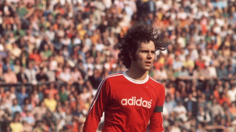 ABWEHR: Franz Beckenbauer übte seine Libero-Position bei den Bayern sehr offensiv aus und verwirrte den Gegner oft mit seinen Doppelpässen mit Gerd Müller . Mit dem FC Bayern gewann er unzählige Titel - sowohl als Spieler als auch als Trainer.