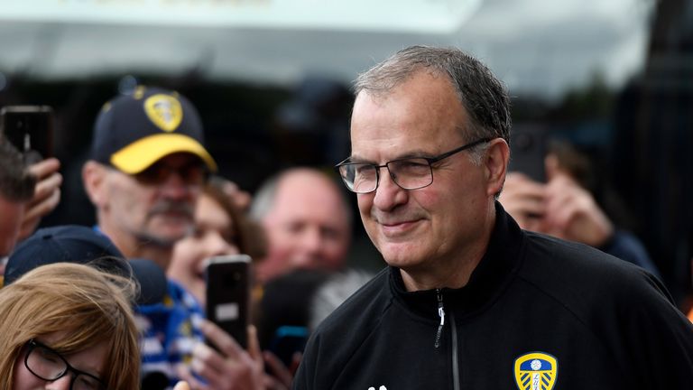 Marcelo Bielsa zeigt sich beim Spiel gegen Aston Villa als fairer Sportsmann.