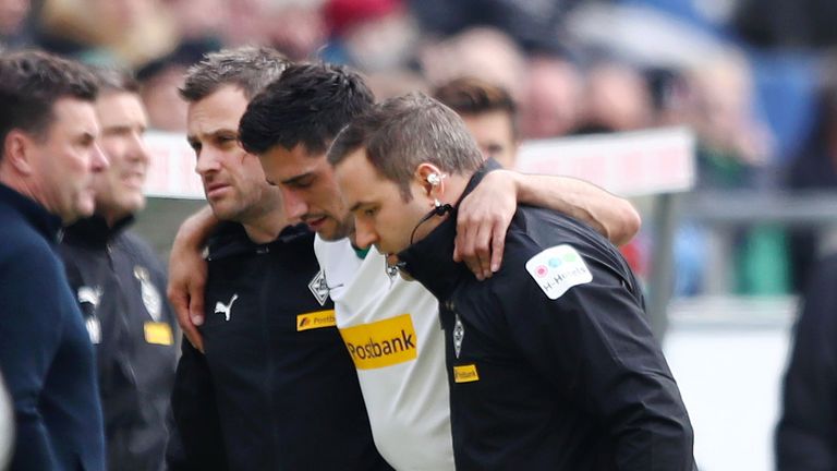 Lars Stindl muss bereits nach 5. Minuten verletzt vom Platz. 