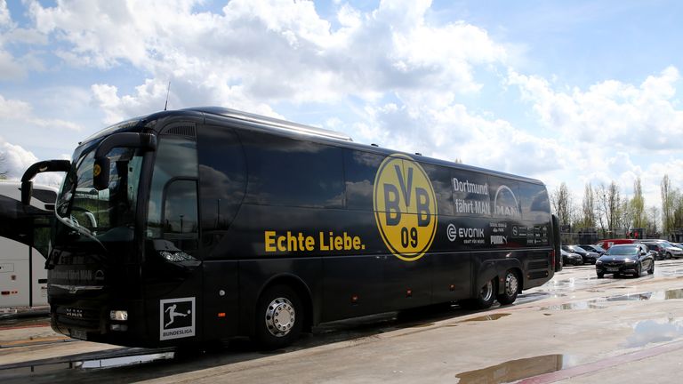 Der Mannschaftsbus des BVB ging bei der Ankunft in Freiburg baden.