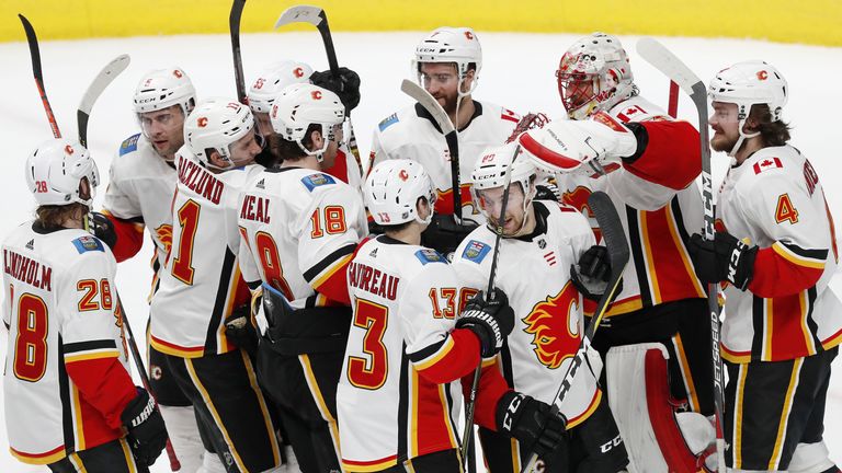 Die Calgary Flames feiern ihren Hauptrundensieg ausgiebig.