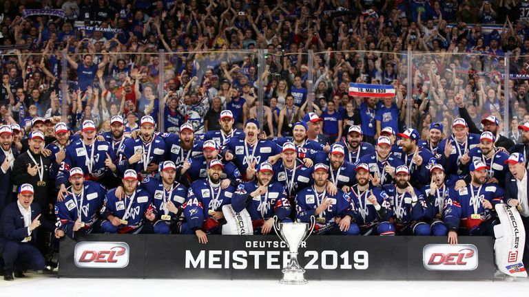 Die Adler Mannheim feiern ihren achten Meistertitel.