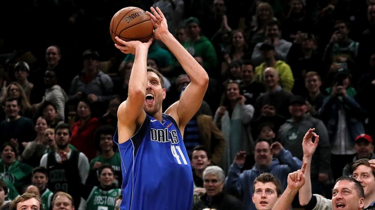 Seine Treffsicherheit erarbeitet sich Nowitzki zusammen mit seinem Mentor Holger Geschwindner. Der berühmte Stepback-Dreier wird zum Markenzeichen und revolutioniert den Distanzwurf in der NBA. Der Lohn: Nowitzki gewinnt den Three-Point-Contest 2006.