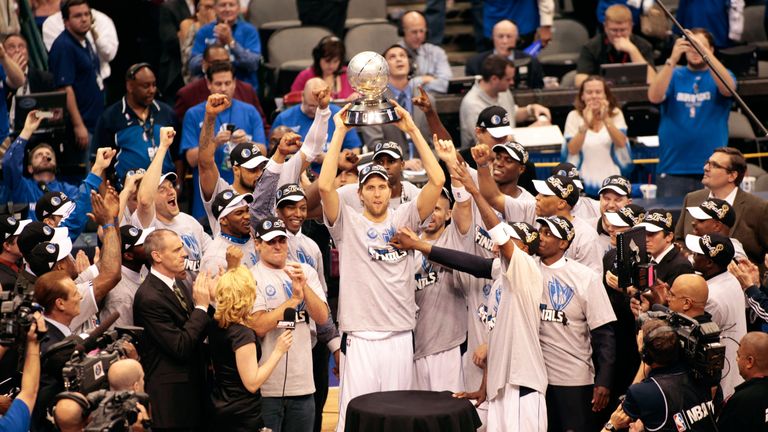 Dirk Nowitzki spielt aktuell seine 21. Saison für die Dallas Mavericks. 2011 feierte er als bislang einziger Deutscher den NBA-Titel.