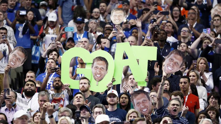 Die Fans der Dallas Mavericks feiern Dirk Nowitzki. Er ist ihr "GOAT".