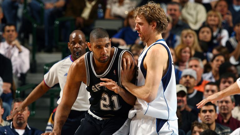 Doch nicht Schrempf entwickelt sich einem seiner größten Konkurrenten, sondern Tim Duncan. Mit dem Center des Texas-Rivalen San Antonio Spurs schlägt Dirk große Schlachten in und um die Playoffs. 