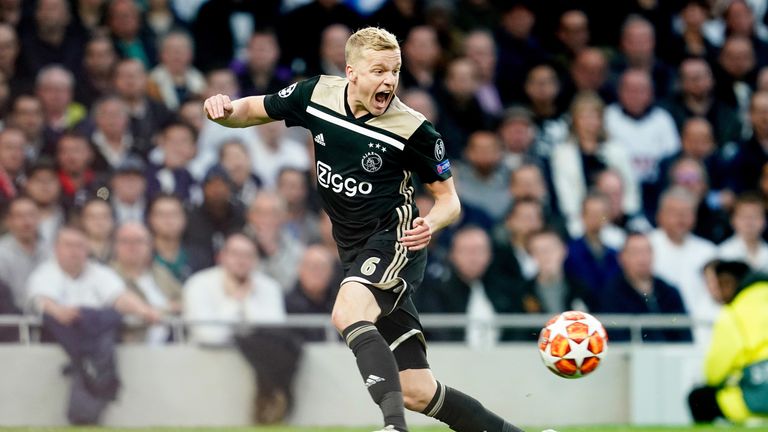 Donny van de Beek bringt Ajax bei Tottenham Hotspur in Führung.