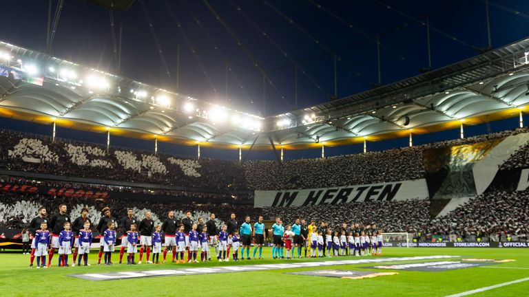 Die Spieler von Eintracht Frankfurt werden im Rückspiel des EL-Viertelfinals gegen Benfica mit einer beeindruckenden Choreographie empfangen. 