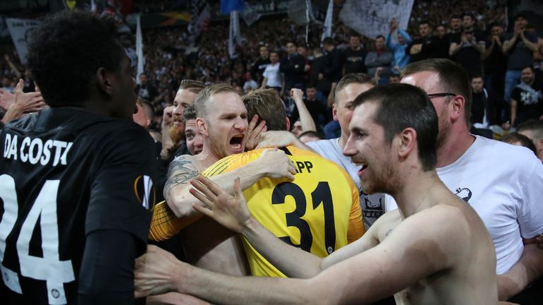 Die Eintracht-Fans feiern ihre Europapokal-Helden.