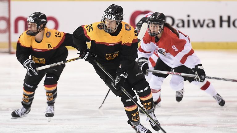 Laura Kluge (mit der Nummer 25) sorgt für die Entscheidung im Penaltyschießen gegen Schweden.