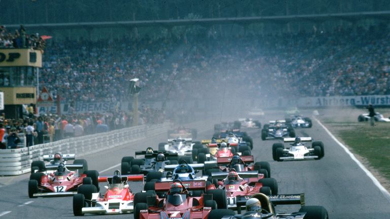 Starten ohne Erlaubnis: Hans Hayer qualifizierte sich 1977 nicht für den GP von Deutschland. Gestartet ist er dennoch: Er stellte sein Auto an eine günstige Stelle und lies sich Sichtschutz von Grid-Girls geben. So gelang ihm der Start. 