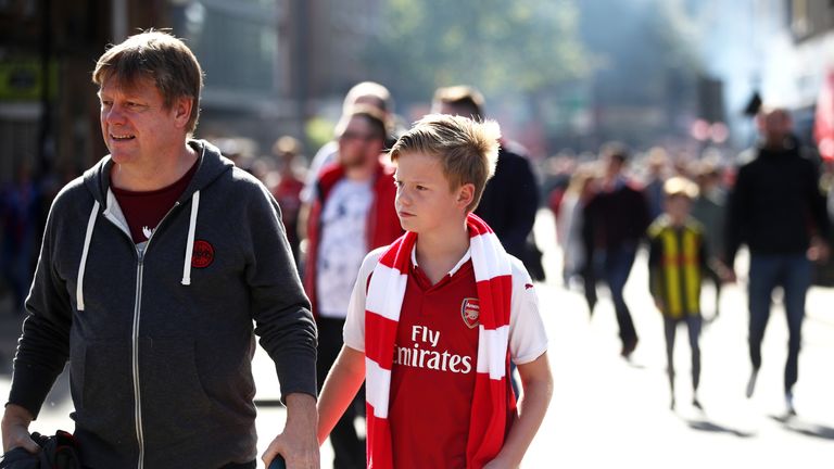 Vater und Sohn vereint für den FC Arsenal: Diese Vision will ein Vater mit ungewöhnlichen Mitteln wahr machen.