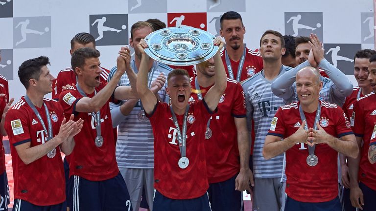 Der FC Bayern München feierte in der Saison 2017/18 sein letztes Double aus Meisterschaft und DFB-Pokal. Hier stemmen Kimmich und Co. die Schale in die Luft.