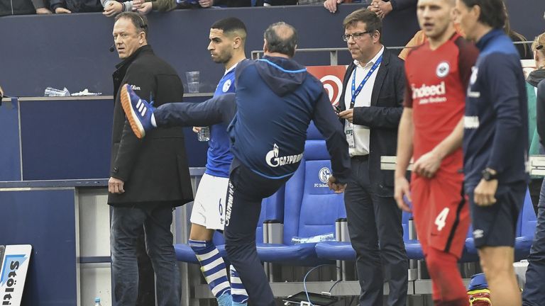 Huub Stevens tritt aus Frust einen Bierbecher weg.