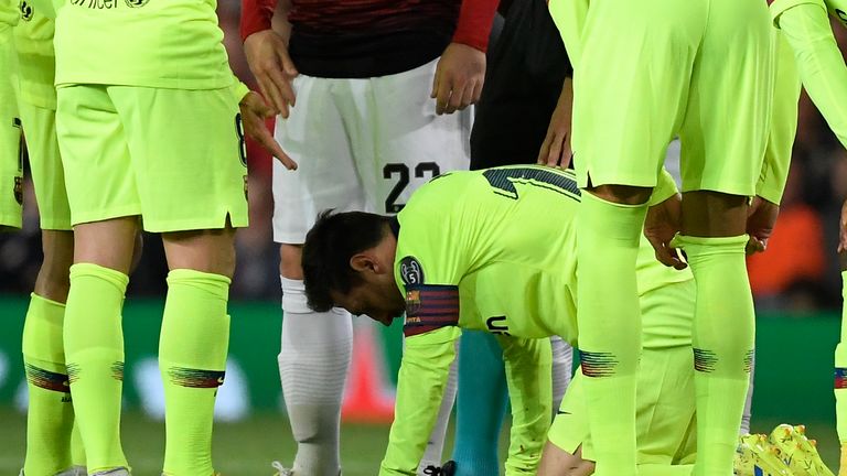 Lionel Messi muss ärztlich behandelt werden.
