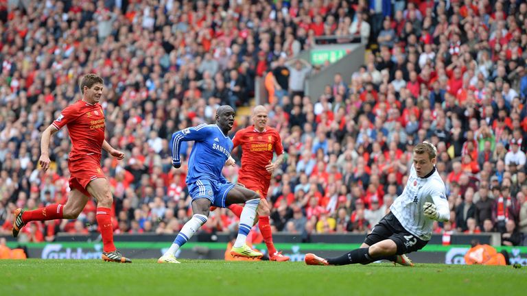 Demba Ba nimmt das Geschenk an, spurtet von der Mittellinie los und ist nicht mehr aufzuhalten. Er behält alleine vor Simon Mignolet die Nerven und bringt die Gäste in Führung.