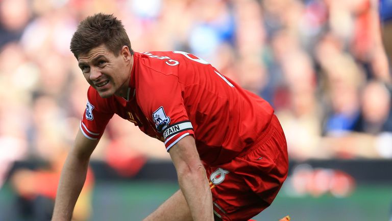 Steven Gerrard am Boden: Ausgerechnet ''Mr. Liverpool'' leistet sich gegen den FC Chelsea einen folgenschweren Ausrutscher. In der Nachspielzeit lässt sich der Liverpool-Kapitän zwischen die beiden Innenverteidiger fallen, um das Spiel aufzubauen ...