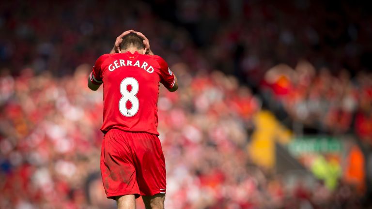 Liverpool verliert gegen Chelsea am Ende mit 0:2 und verspielt damit auch die Meisterschaft. "Es ist eine Wunde, die niemals heilen wird", sagte der heutige Trainer der Glasgow Rangers kürzlich bei einer Fußballlehrer-Tagung.