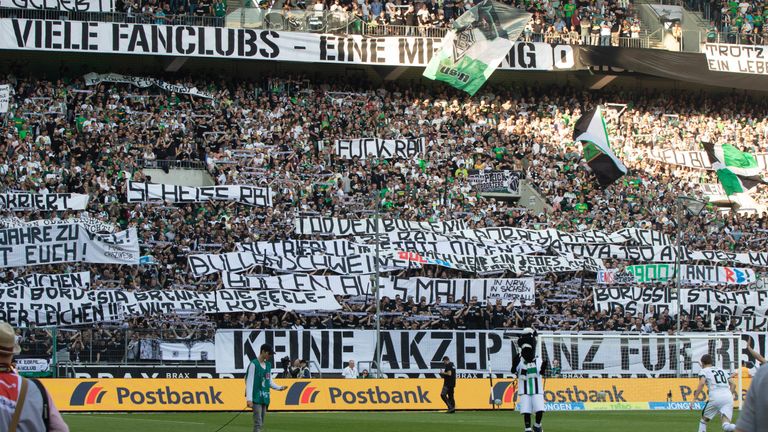 Mit zahlreichen Spruchbändern protestieren die Gladbach-Fans gegen RB Leipzig.