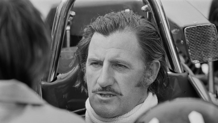 Graham Hill (GBR) hatte nicht nur in der Formel 1 Erfolg. Während er hier zwei Mal Weltmeister wurde holte er sich auch den Titel beim 24-Stunden-Rennen in Le Mans und beim Indy 500. Sein Sohn Damon wurde ebenfalls Weltmeister in der Formel 1. 