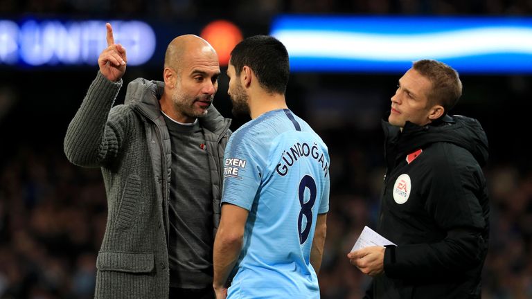 Pep Guardiola (l.) weist die Kritik von Ilkay Gündogan (r.) zurück.
