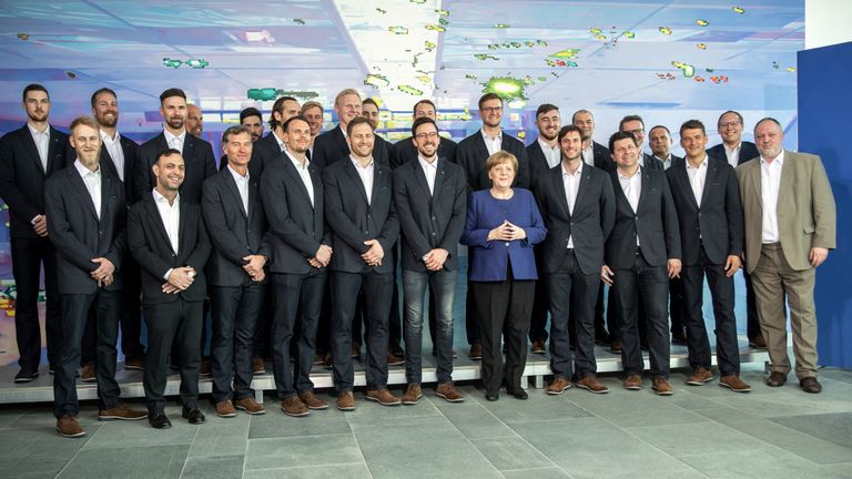 Die Bundeskanzlerin Angela Merkel ehrt die deutsche Handball-Nationalmannschaft für den guten Auftritt bei der Heim-WM im Januar. 