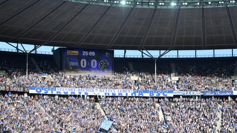 Ein 70-Jähriger Fan ist vor der Bundesliga-Patie in Berlin verstorben.