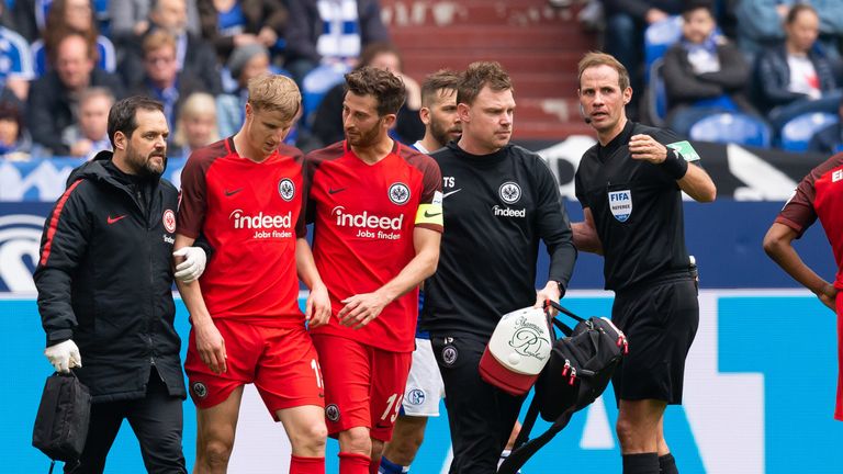 Martin Hinteregger muss den Platz mit einem Mittelhandbruch in Gelsenkirchen verlassen.