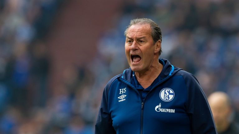 Schalke-Trainer Huub Stevens hadert nach dem Last-Minute-Elfmeter gegen Schalke.