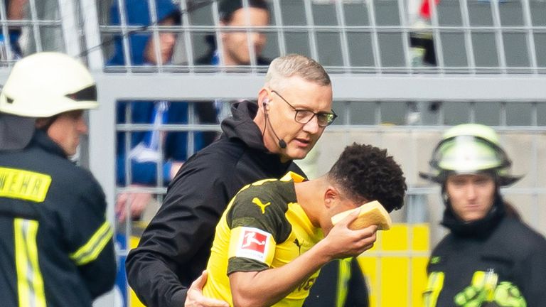 Dortmunds Jadon Sancho wurde nach seinem Torjubel von einem Feuerzeug getroffen und musste behandelt werden.