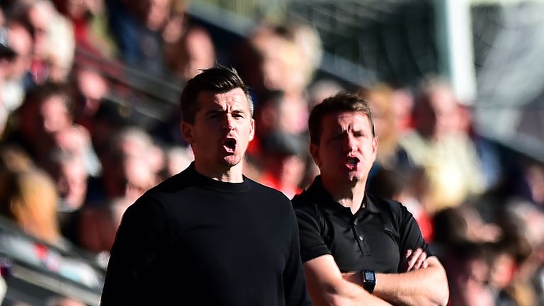 Fleetwood-Coach Joey Barton (l.) ist auf Barnsley-Trainer Daniel Stendel losgegangen. Die Gründe sind noch unklar.