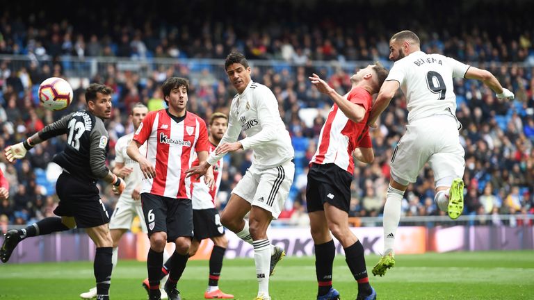 Karim Benzema (r.) schießt Real Madrid im Alleingang zum Sieg gegen Athletic Bilbao.