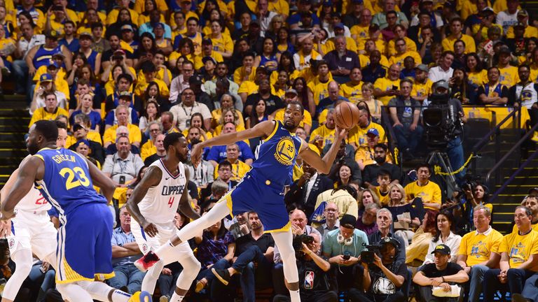 Kevin Durant (r.) erzielt für die Golden State Warriors 45 Punkte gegen die LA Clippers.