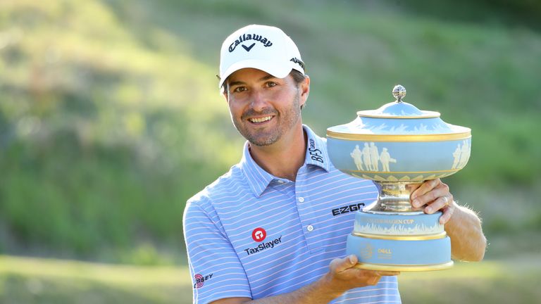 Strahlender Sieger: Kevin Kisner freut sich über seine neue Trophäe.