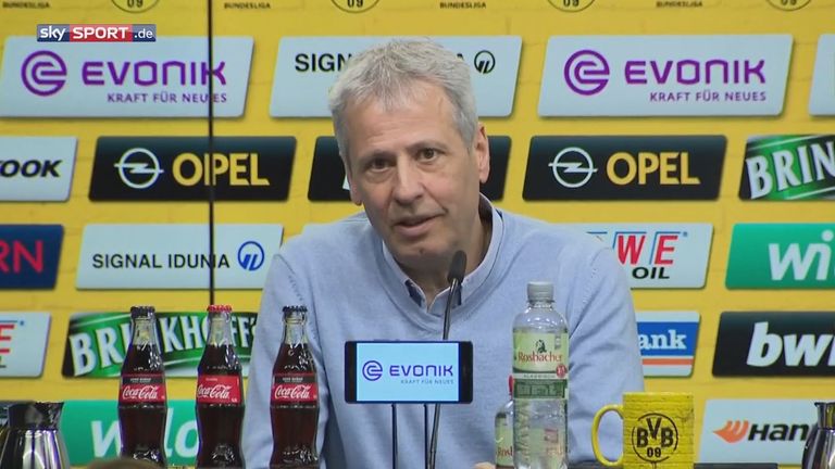 Lucien Favre spricht auf der Pressekonferenz for dem Topspiel beim FC Bayern.