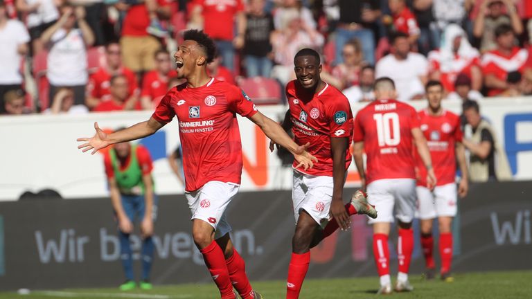 Der Mainzer Karim Onisiwo (links) bejubelt mit Teamkollege Jean-Philippe Mateta seinen Treffer zum vorläufigen 2:1.