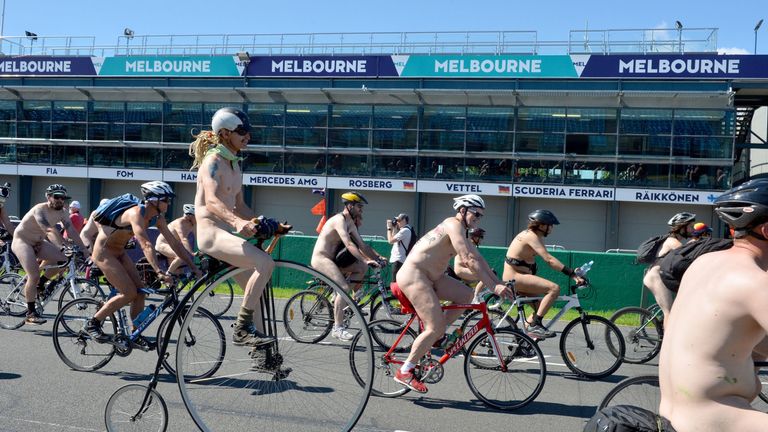 Melbourne: Der "World Naked Bike Ride" findet jährlich in Australien statt. 2016 führte es die Radfahrer unter anderem über die Formel-1-Strecke am Albert Park. 