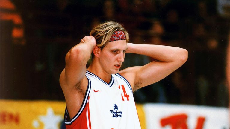 Nowitzki beginnt erst mit 13 Jahren Basketball zu spielen. Zunächst in der Schulmannschaft später beim DJK Würzburg. Mit den Franken gelingt ihm der Aufstieg in die Basketball-Bundesliga.