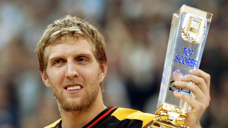 Dirk Nowitzki absolvierte 153 Spiele für die Nationalmannschaft. Bei der EM 2005 wurde er zum wertvollsten Spieler des Turniers gewählt. 