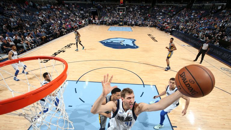 Dirk Nowitzki holt seinen 10.000 Rebound in seiner NBA-Karriere.