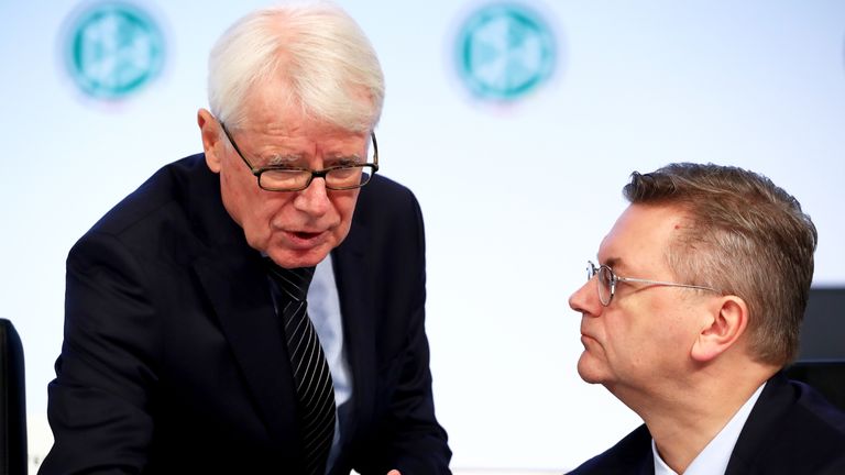 DFL-Präsident und DFB-Interims-Präsident Reinhard Rauball (l.) im Gespräch mit Reinhard Grindel.